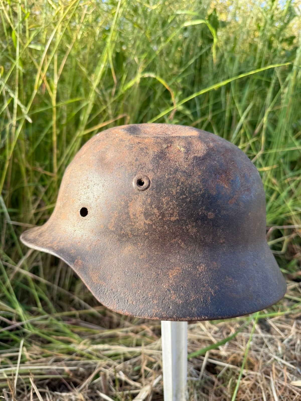 Duitse m40 helm schaal met battle damage ww2, Verzamelen, Militaria | Tweede Wereldoorlog, Ophalen of Verzenden, Landmacht, Duitsland