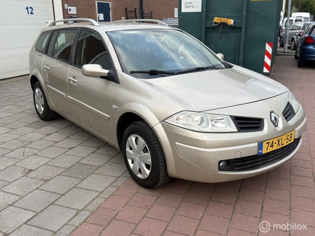Renault Megane Grand Tour 1.6-16V Business Line, Gebruikt, 4 cilinders, Beige, Handgeschakeld
