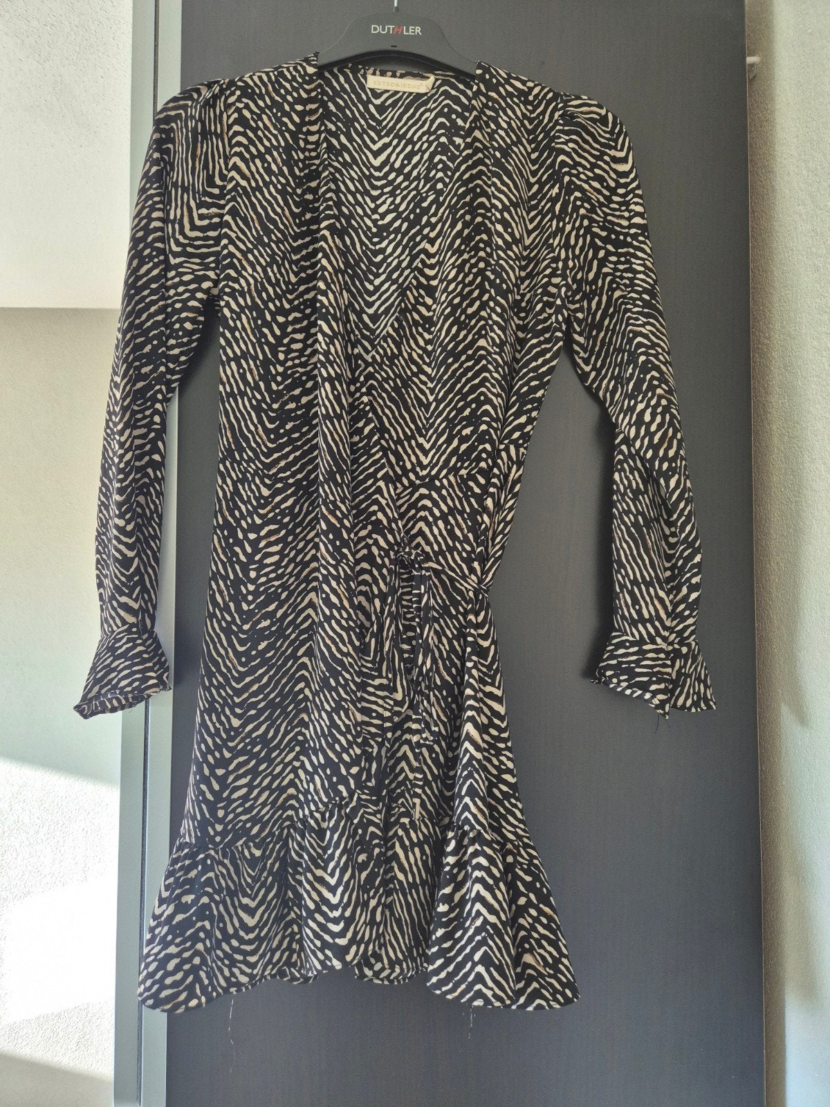 Zwarte wikkeljurk met print van Retro & icone, Kleding | Dames, Maat 38/40 (M), Verzenden, Zwart, Zo goed als nieuw