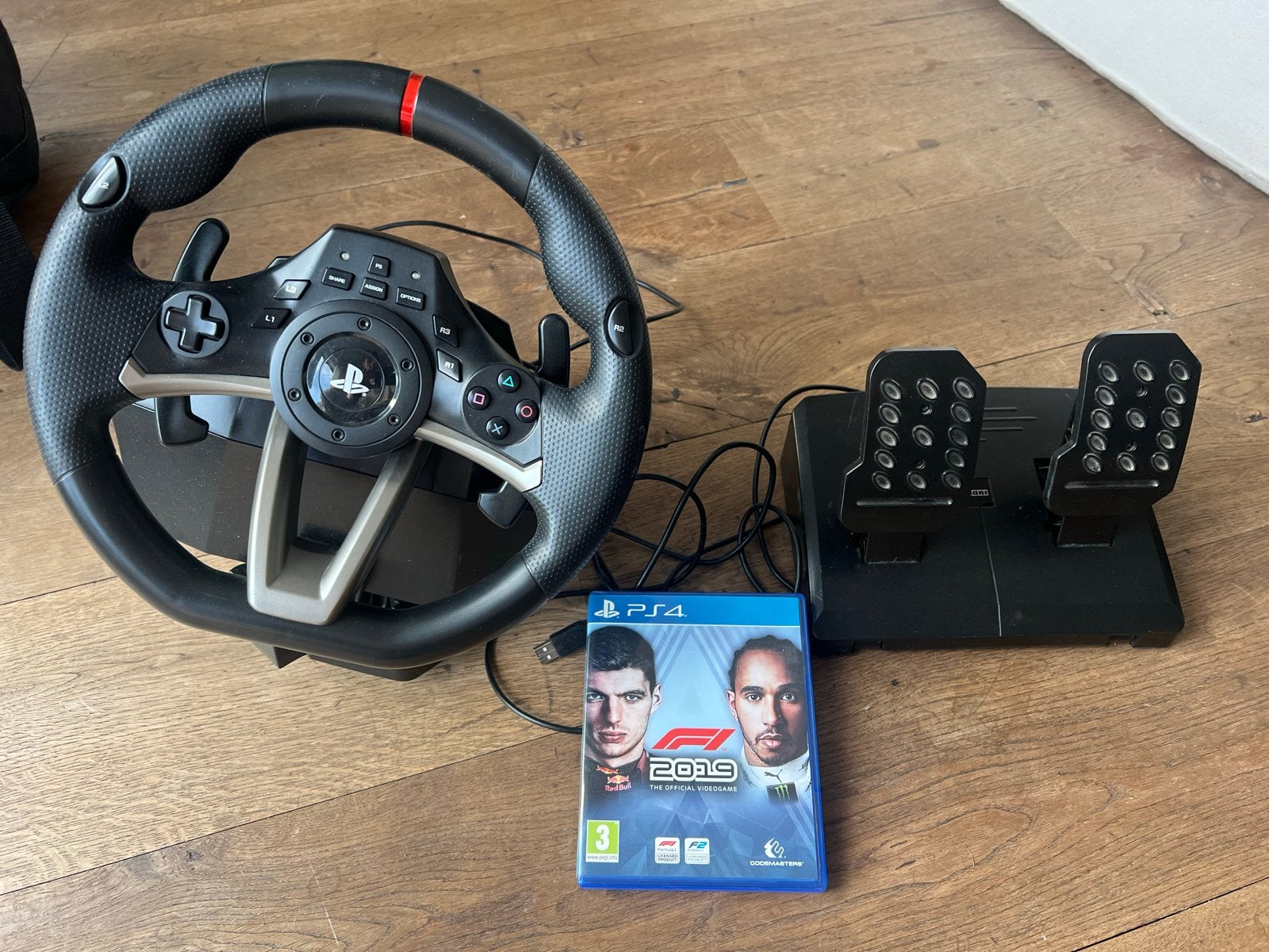 Hori racestuur met pedalen en F1 2019 PS4 game, Met games, Ophalen of Verzenden, Zo goed als nieuw, Met 1 controller