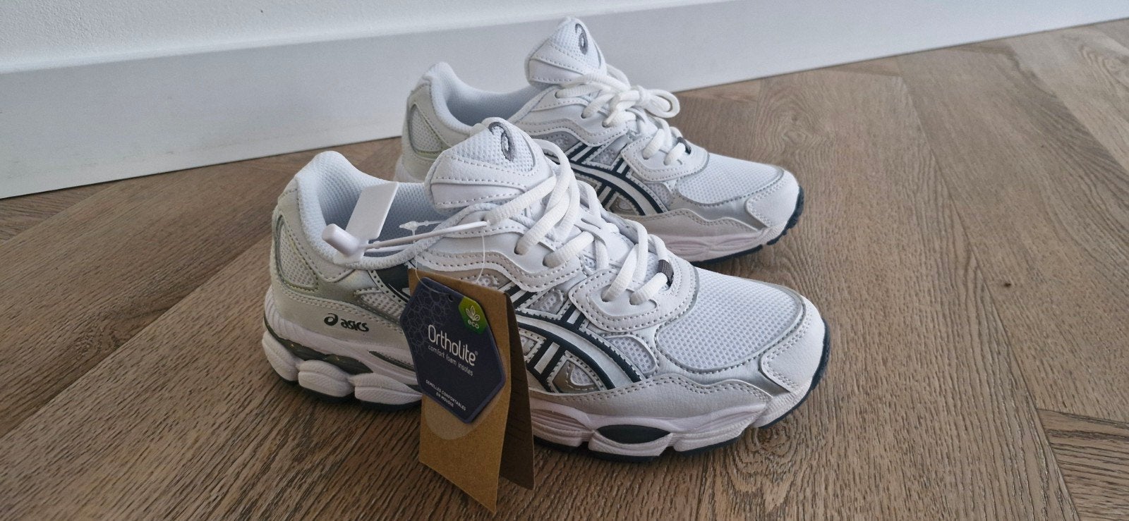 Nieuwe ASICS GEL-NYC sneakers in wit en zilver maat 39, Wit, Nieuw, Ophalen of Verzenden, Sneakers of Gympen