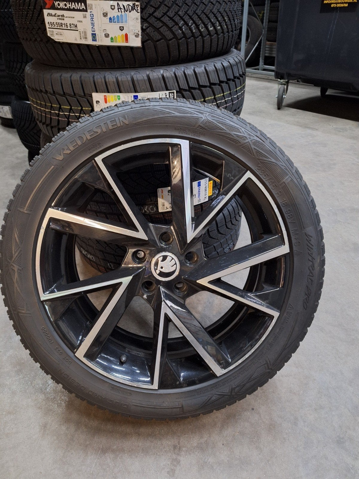 Skoda winterset 235/45R18, Ophalen, 18 inch, Gebruikt, Banden en Velgen