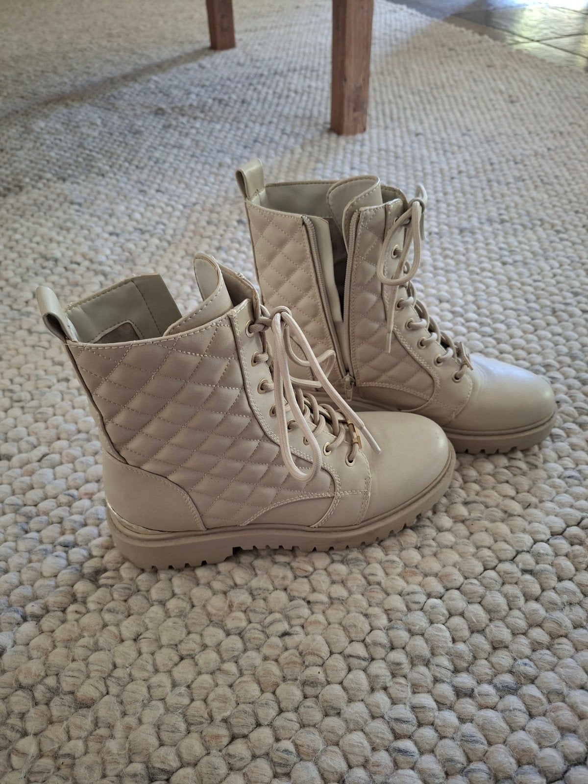 Guess laarzen - 2x gedragen, Kleding | Dames, Schoenen, Guess, Beige, Lage of Enkellaarzen, Ophalen of Verzenden