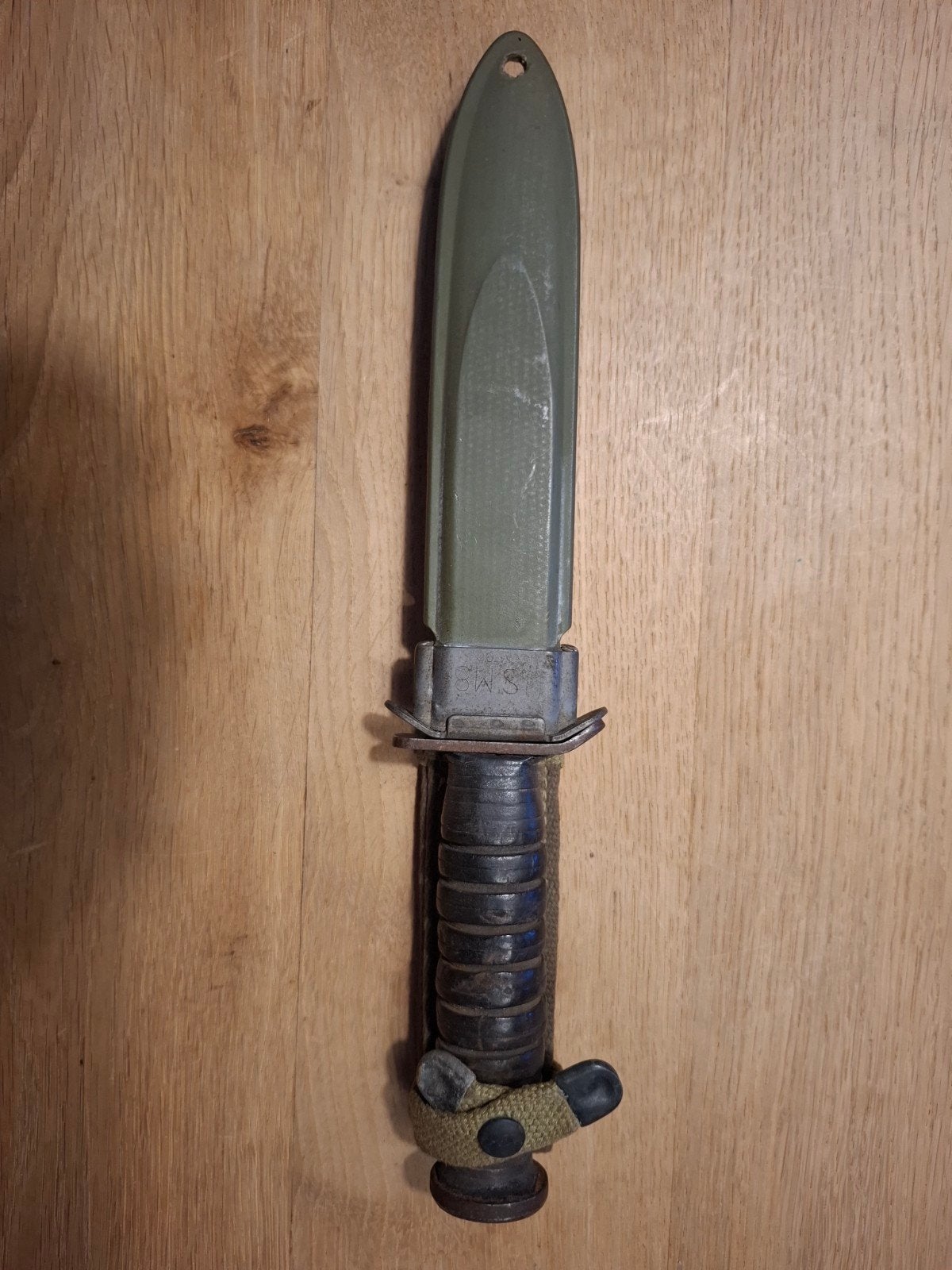 US WWII M3 Fighting Knife – Utica, blade marked, Verzamelen, Verzenden, Amerika, Embleem of Badge