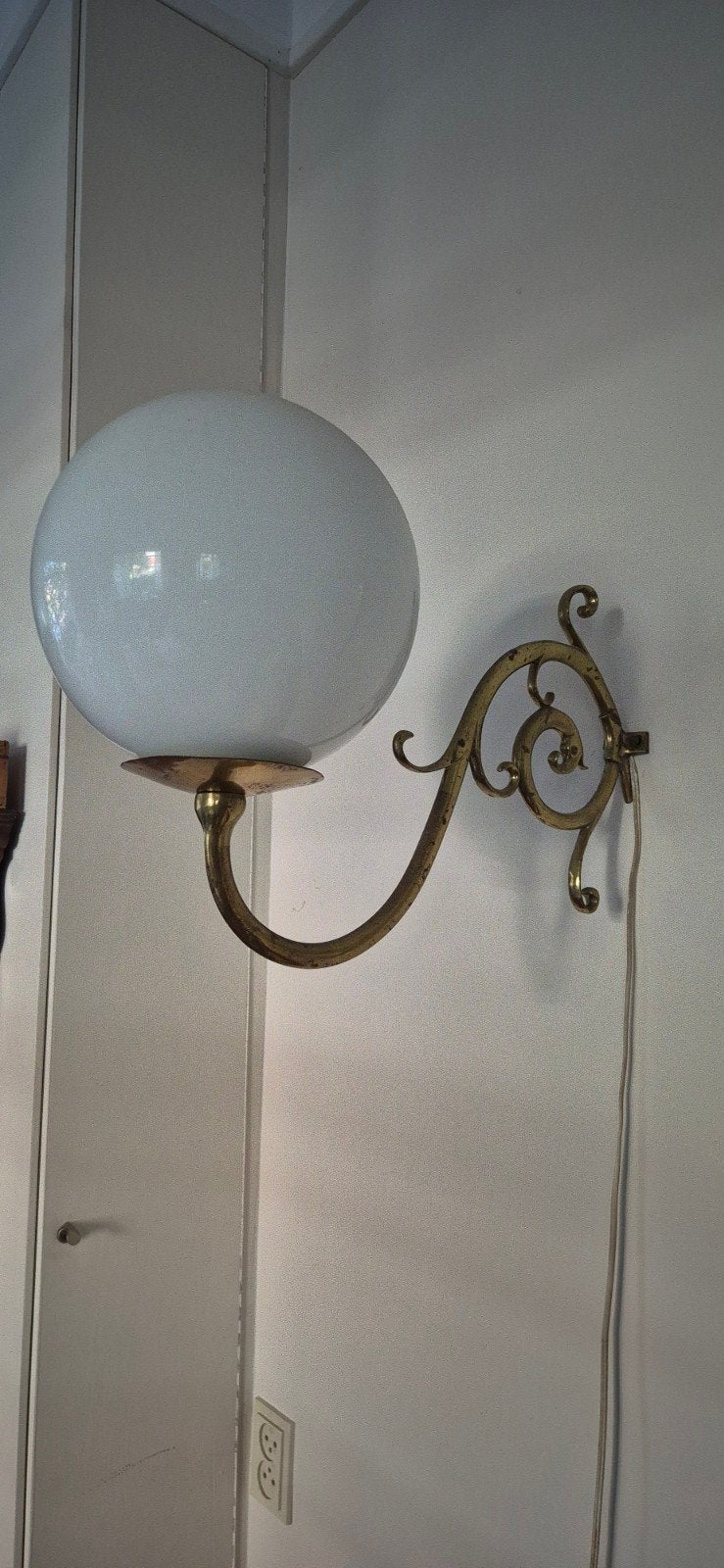 Set vintage messing wandlamp met opaline glazen bol, Ophalen