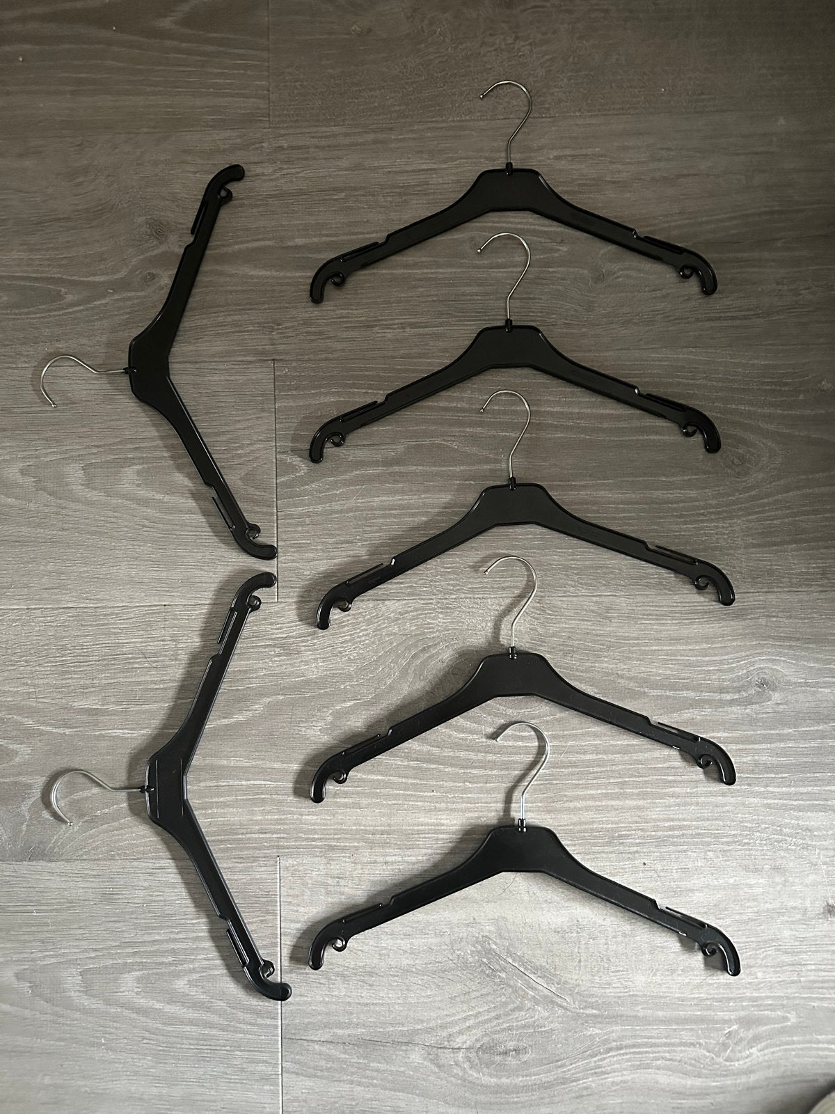 7x Zwarte kledinghangers, Ophalen of Verzenden, Gebruikt, Kunststof, Volwassenen