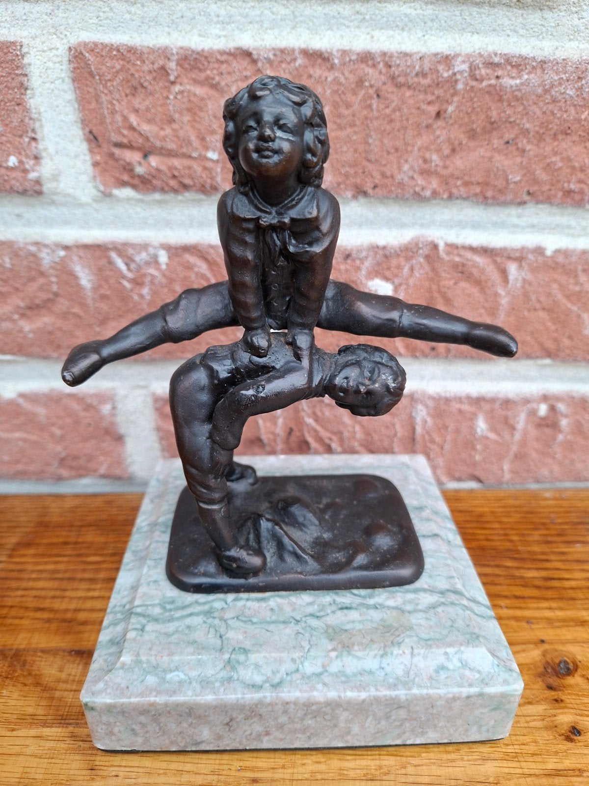 Bronzen beeldje van spelende kinderen op marmeren sokkel, Groep mensen, Minder dan 20 cm, Gepatineerd, Ophalen of Verzenden