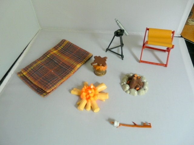 Barbie # Houthakkerskamp = accecoires - 2 foto's, Ophalen of Verzenden, Zo goed als nieuw, Barbie
