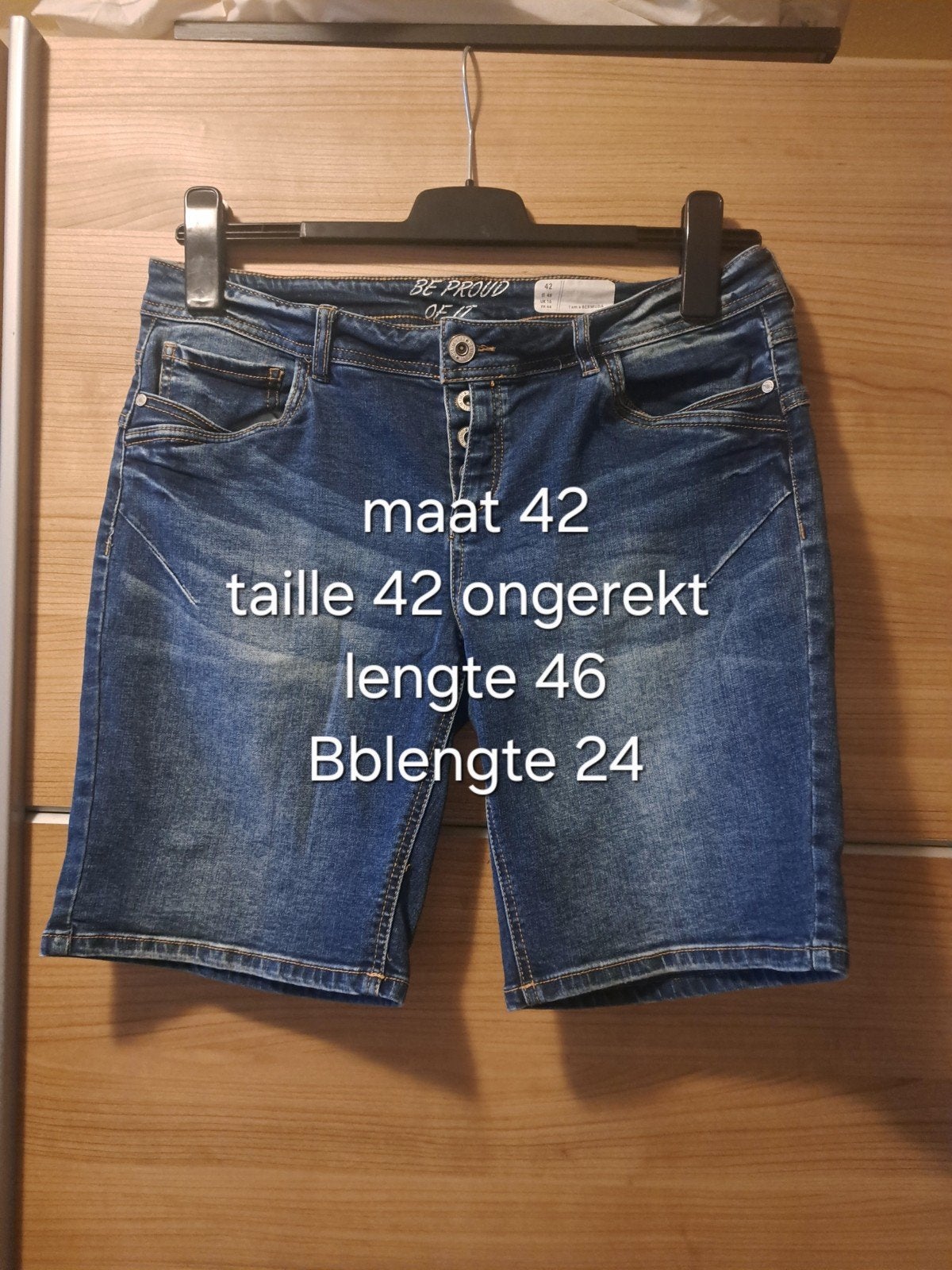 Korte jeans broek maat 42 blauw, Kleding | Dames, Spijkerbroeken en Jeans, Ophalen of Verzenden, Zo goed als nieuw, Blauw, W33 - W36 (confectie 42/44)