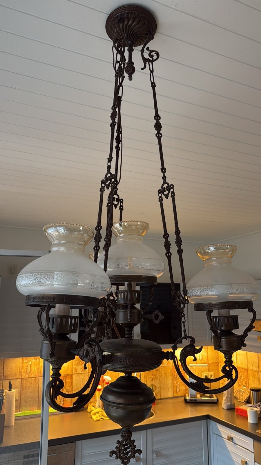 Bronzen kroonluchter met 4 glazen kapjes, Huis en Inrichting, Lampen | Kroonluchters, Ophalen, Gebruikt