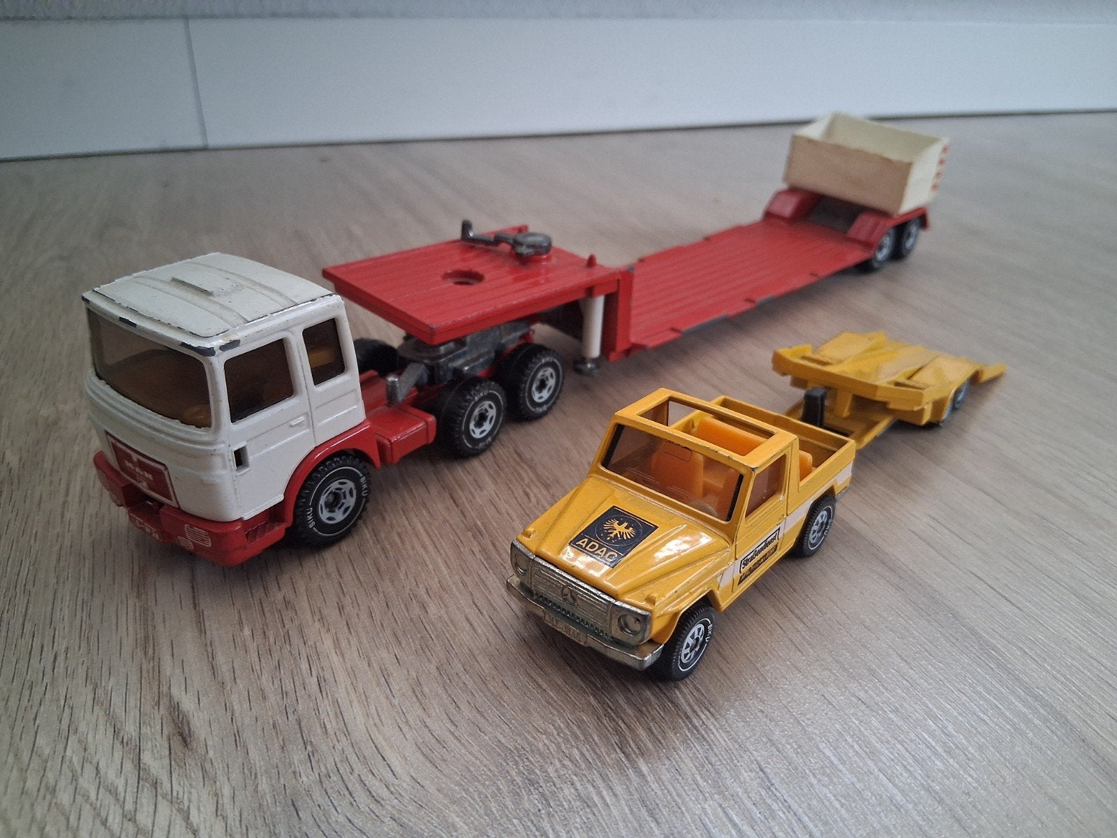 Siku MAN vrachtwagen met dieplader en autoambulance, Ophalen of Verzenden, Bus of Vrachtwagen