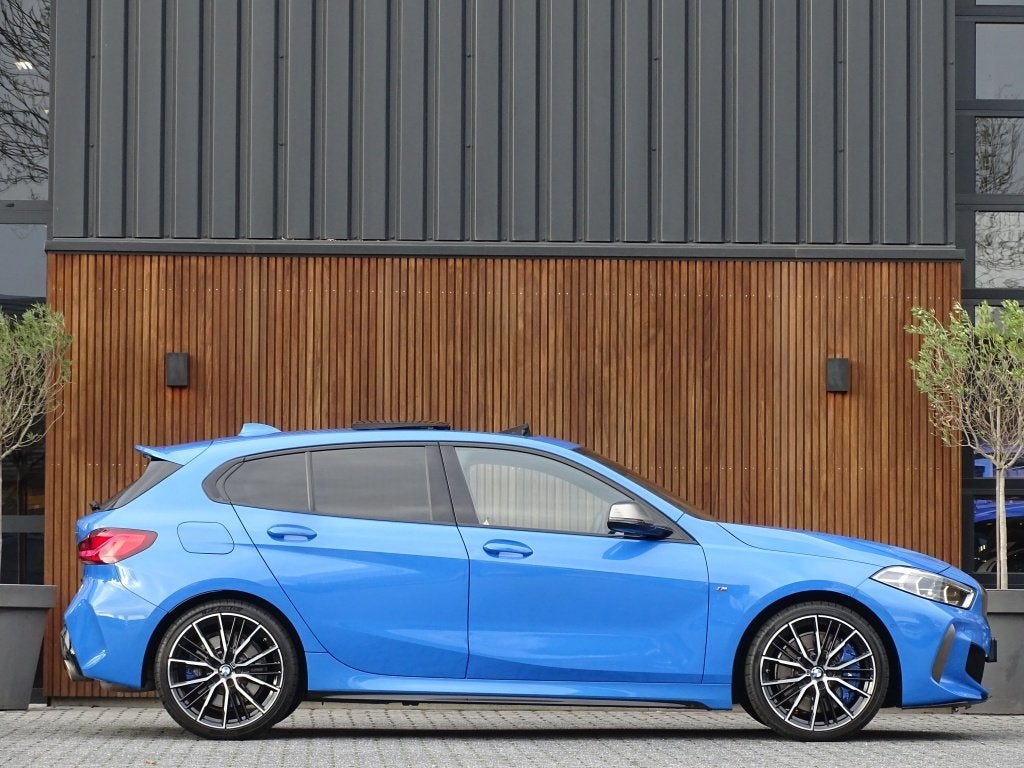 Bmw 1-serie M135i xDrive 306PK M-Individual, Auto's, Gebruikt, 4 cilinders, Blauw, Alcantara
