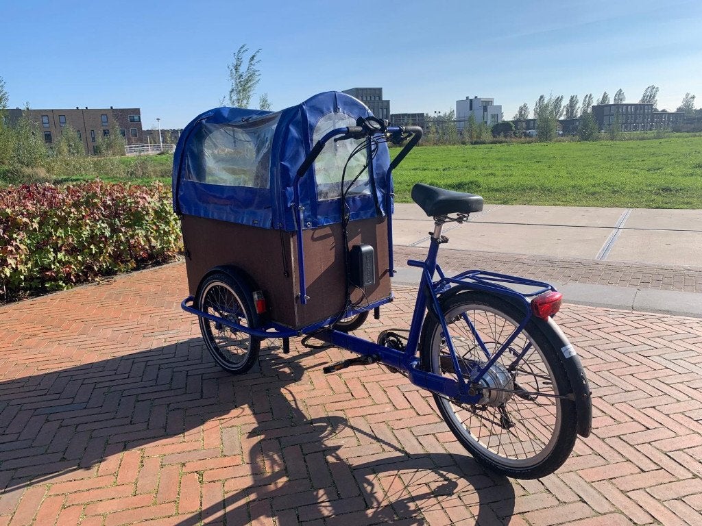 cobaltblauwe elektrische driewieler bakfiets, Gebruikt, 51 tot 55 cm, 30 tot 50 km per accu, Ophalen