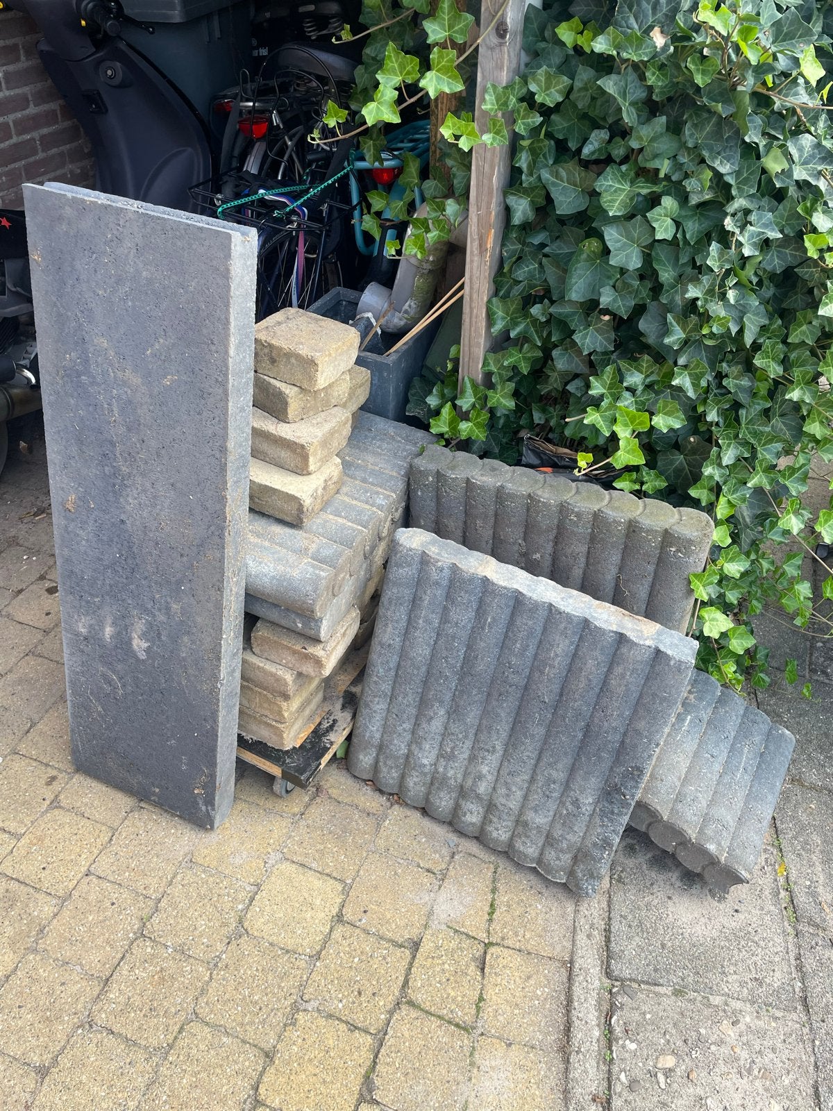 Gratis gebruikte betonbanden en klinkers, Tuin en Terras, Ophalen, Gebruikt, Klinkers, 5 tot 10 m²