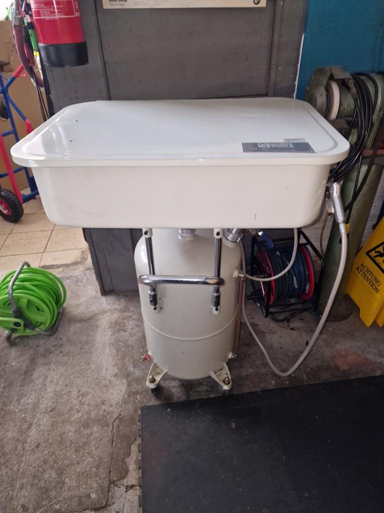 Onderdelenreiniger met pomp en drukvat [george tools, Doe-het-zelf en Verbouw, Reinigingsmachines, Ophalen, Zo goed als nieuw