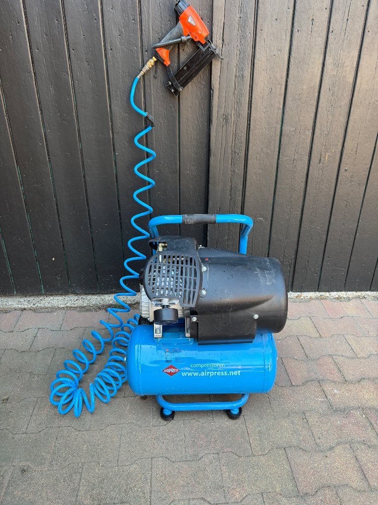 Compressor  3 pk 2.2 kw  met tacker, Doe-het-zelf en Verbouw, Compressors, Ophalen, 6 tot 10 bar, Zo goed als nieuw, 200 tot 400 liter/min