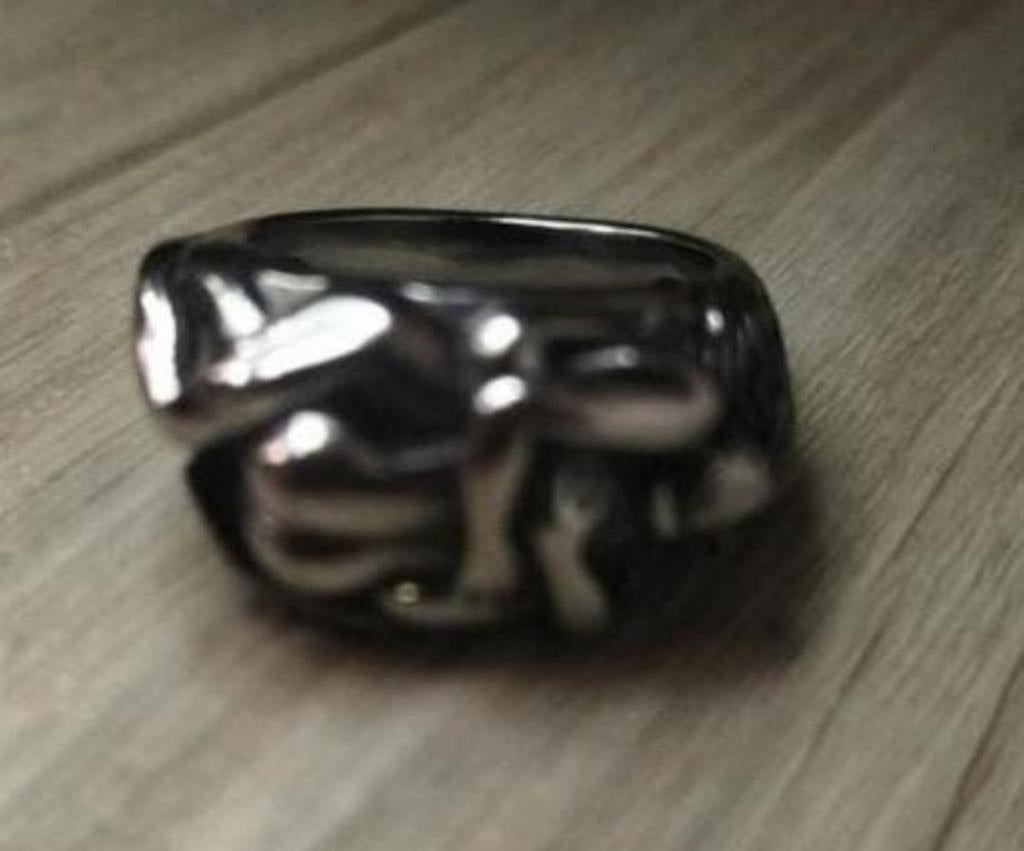 Unieke Zilverkleurige Ring met Knuffelende Mensen, 18 tot 19, Gebruikt, IJzer of Staal, Ophalen of Verzenden