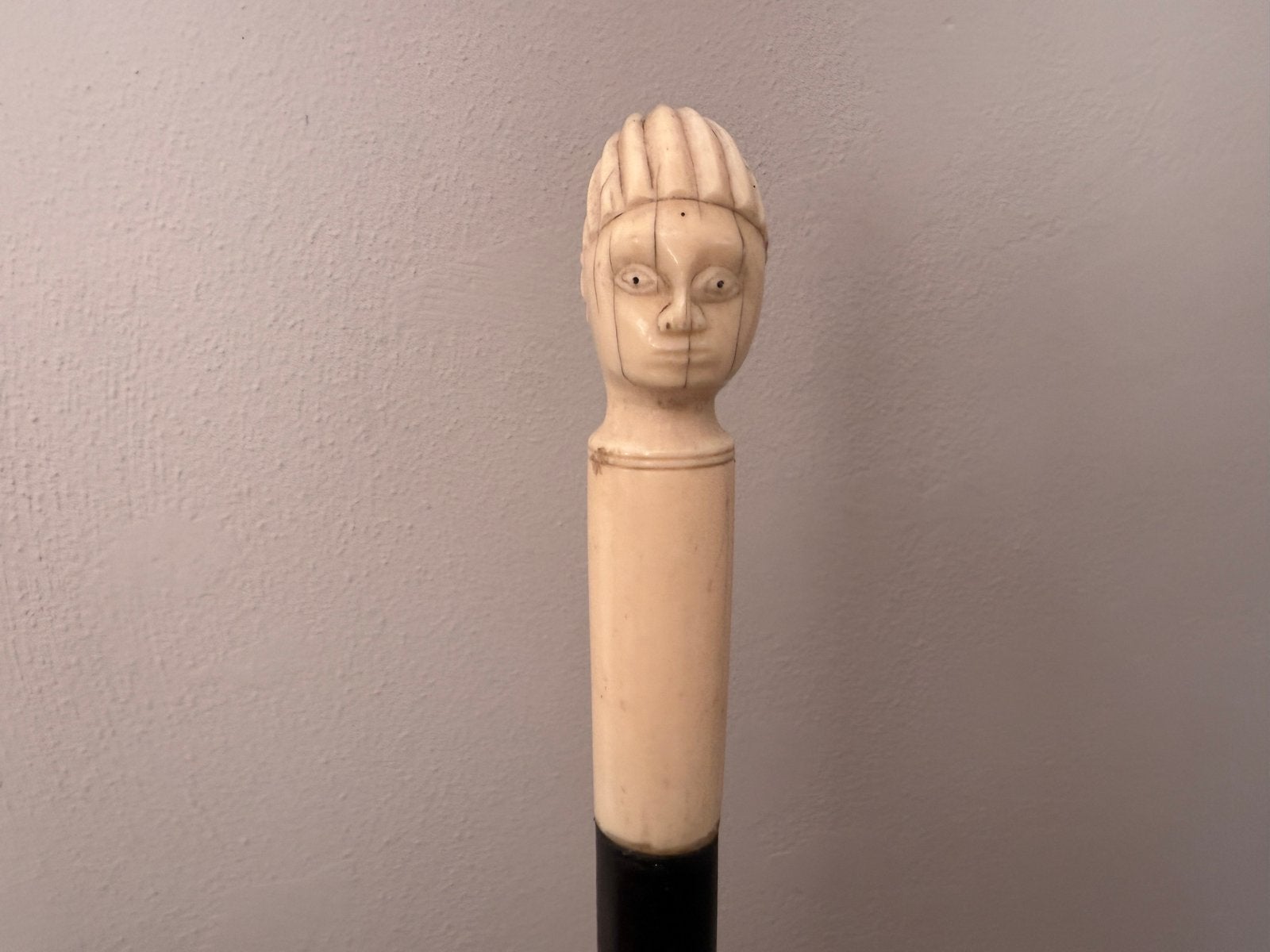 Antieke wandelstok met benen snijwerk, Ophalen of Verzenden