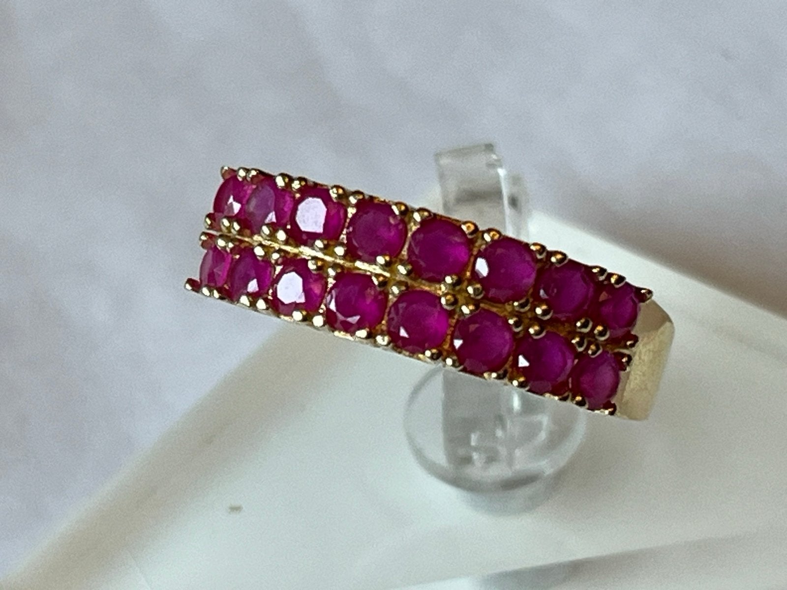 Gouden dubbele ring met natuurlijke Robijn, 14 CT, 18 tot 19, Verzenden, Zo goed als nieuw, Met edelsteen