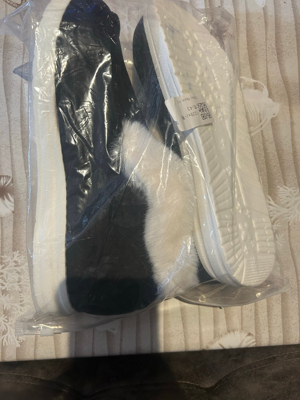 Nieuwe Zwart-Witte Pantoffels met Bont - Maat 43, Ophalen of Verzenden, Nieuw, Zwart, Pantoffels of Sloffen
