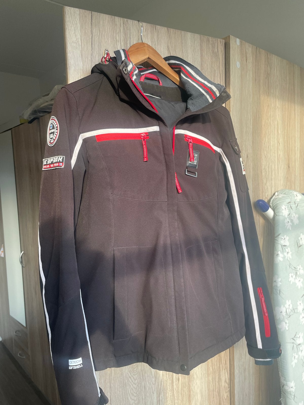 Icepeak ICETECH Softshell Jas - Zwart met Rood/Wit, Kleding | Dames, Wintersportkleding, Ophalen, Zo goed als nieuw, Maat 38/40 (M)