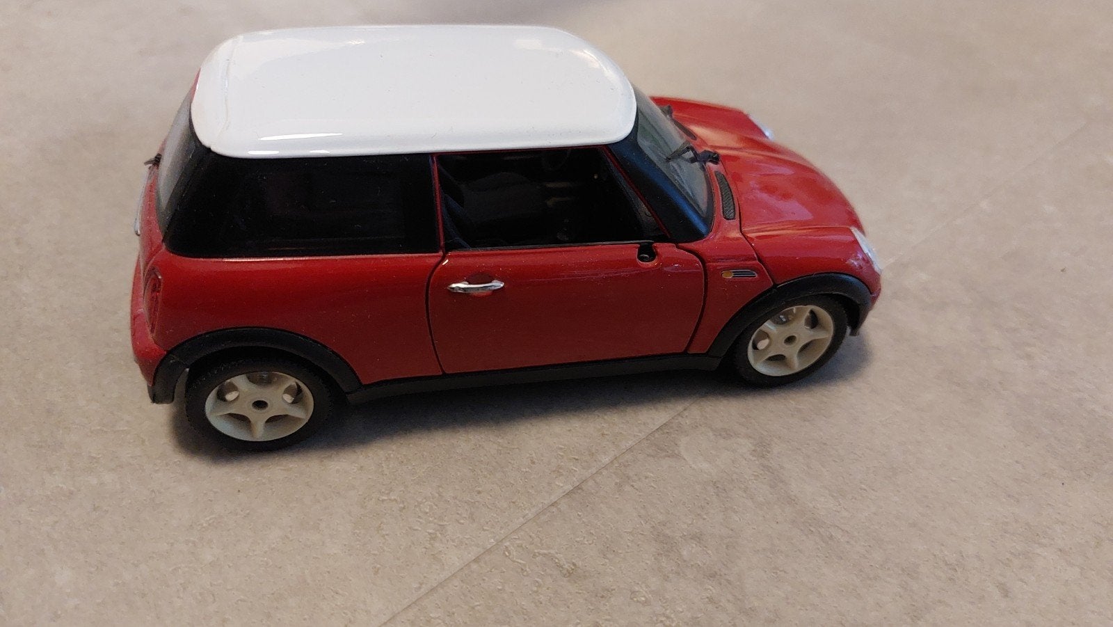 Burago Mini Cooper schaalmodel 1:24 rood/wit, Hobby en Vrije tijd, Ophalen of Verzenden, Zo goed als nieuw, Auto, Bburago