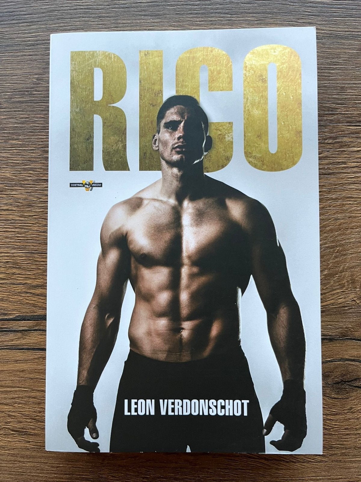 Boek Rico - Het onthullende levensverhaal van Rico Verhoeven, Boeken, Ophalen of Verzenden, Zo goed als nieuw, Nederland