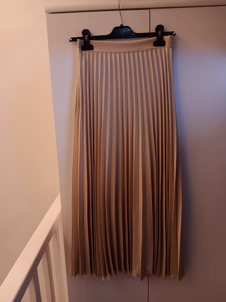 BEIGE PLISSÉ ROK, Ophalen of Verzenden, Nieuw, Maat 38/40 (M), Onder de knie