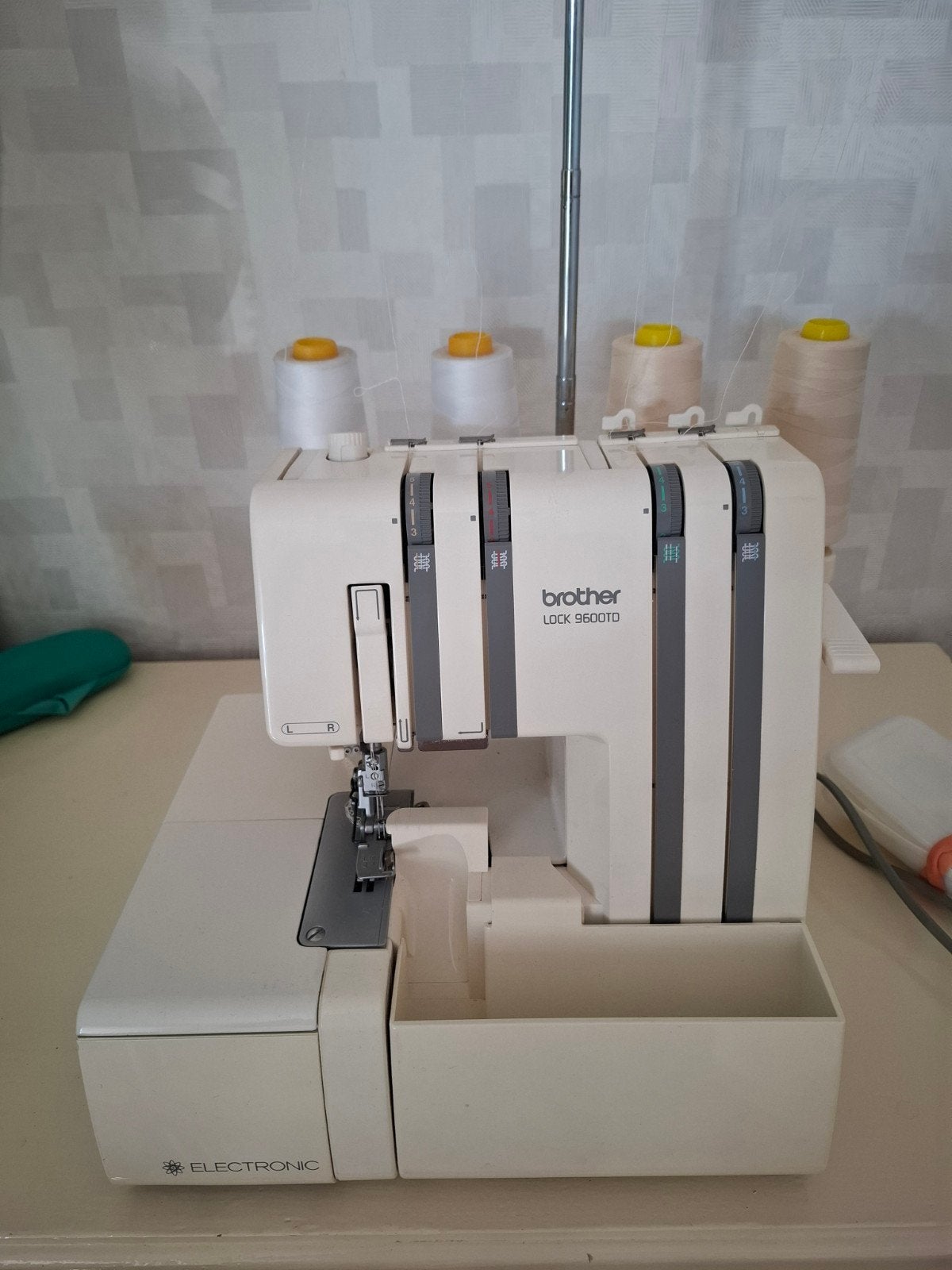 Brother Lock 9600TD Lockmachine - Zo goed als nieuw, Hobby en Vrije tijd, Ophalen, Zo goed als nieuw, Lockmachine, Brother