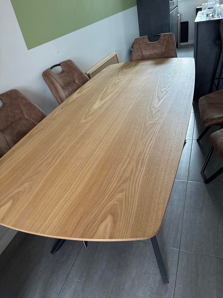 Moderne eettafel met houtlook blad en metalen onderstel, Huis en Inrichting, Tafels | Eettafels, Zo goed als nieuw, Vijf personen of meer