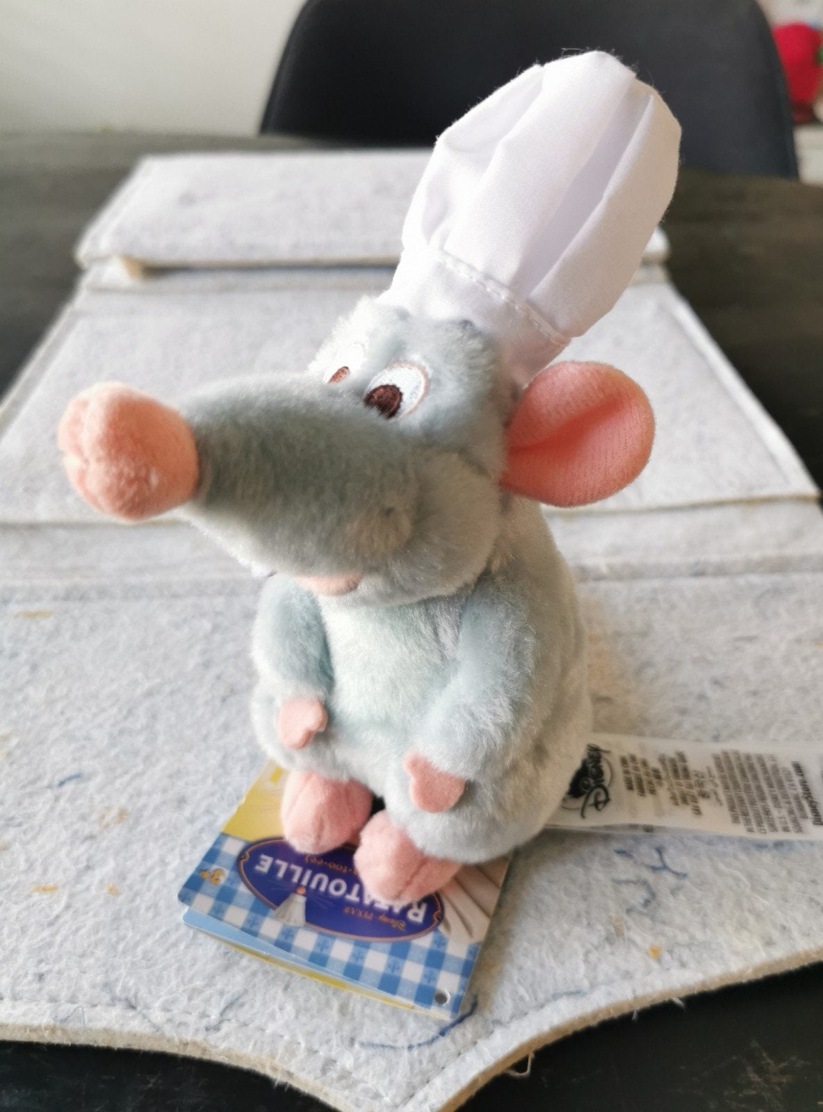 Disneyland Paris Schouderzitter Remy Pixar Ratatouille NIEUW, Ophalen of Verzenden, Overige figuren, Nieuw
