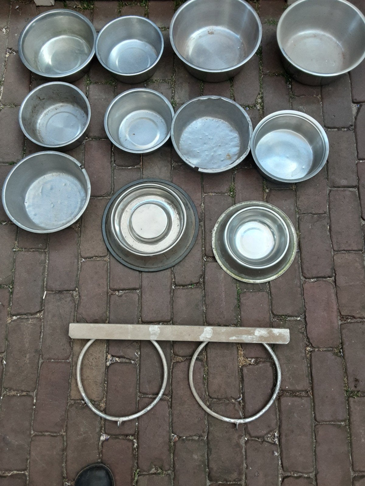 Te koop   11 stukks honden voerbakken, Ophalen