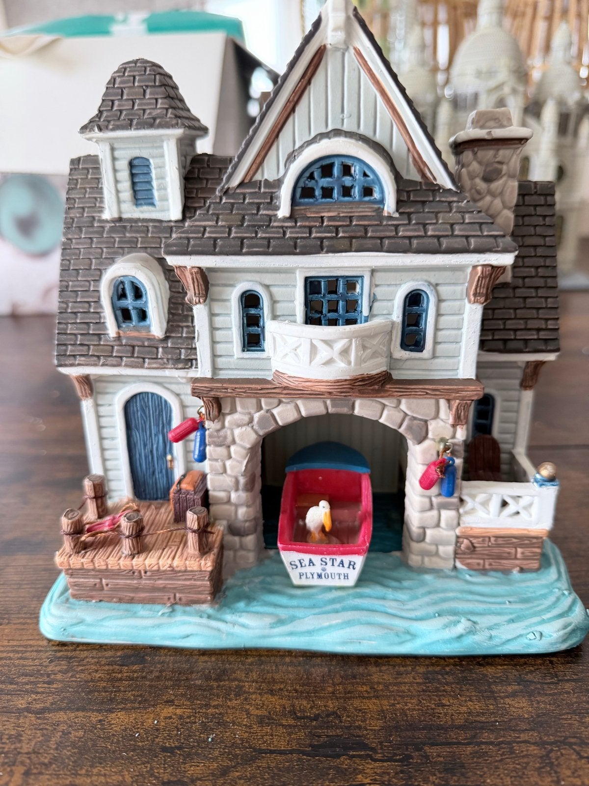 Lemax Sea Star Plymouth Huisje met Boot - Kerstdorp, Meerkleurig, Ophalen of Verzenden, Steen/keramiek, Landelijk