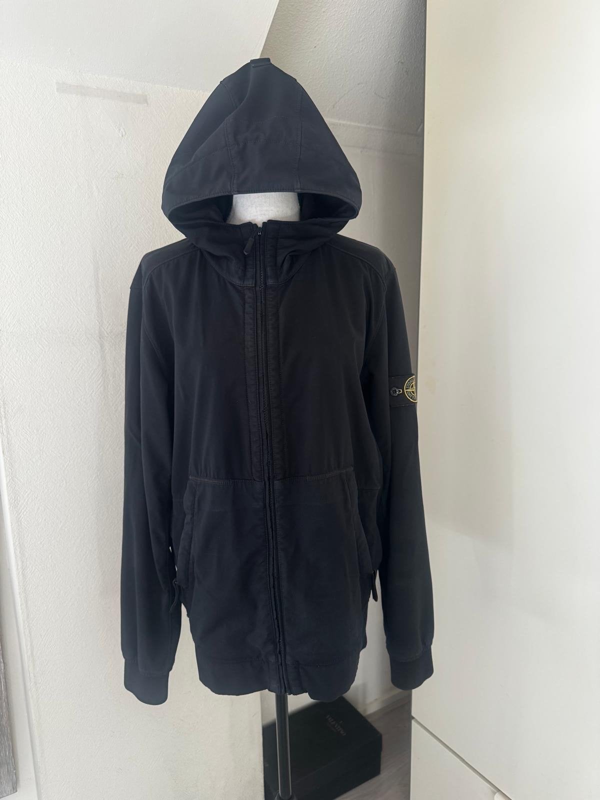 Stone Island Light Soft Shell-R Jas Zwart Maat L, Ophalen of Verzenden, Zo goed als nieuw, Maat 52/54 (L), Zwart