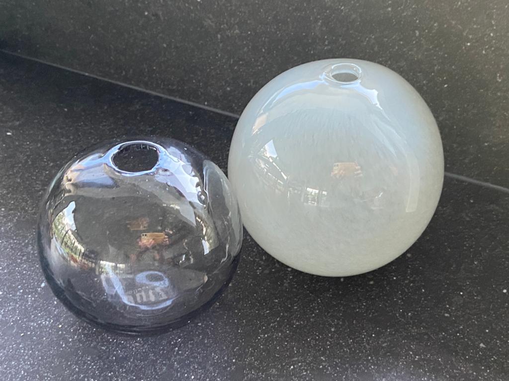 2 mooie glazen bol vaasjes objecten van Dutz vazen 1 bloem, Overige kleuren, Ophalen of Verzenden, Minder dan 50 cm, Glas