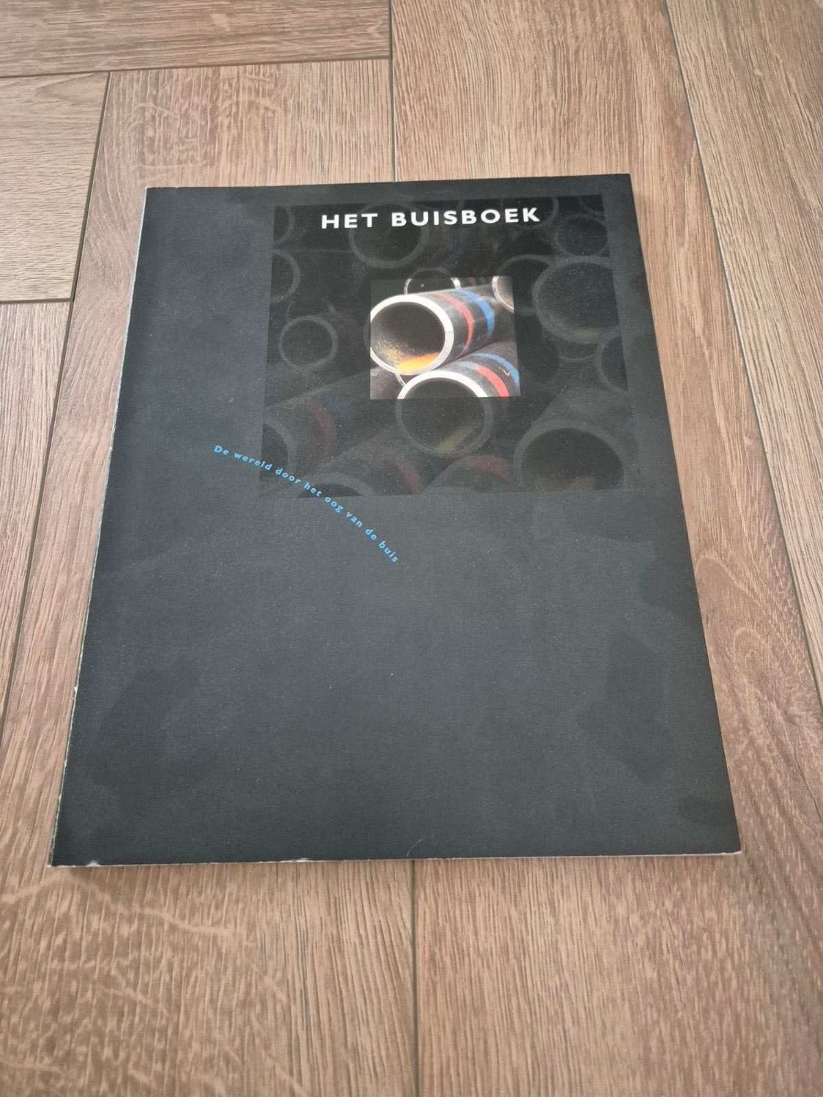 Het Buisboek: De wereld door het oog van de buis, Ophalen of Verzenden, Gelezen, Overige onderwerpen, Onbekend
