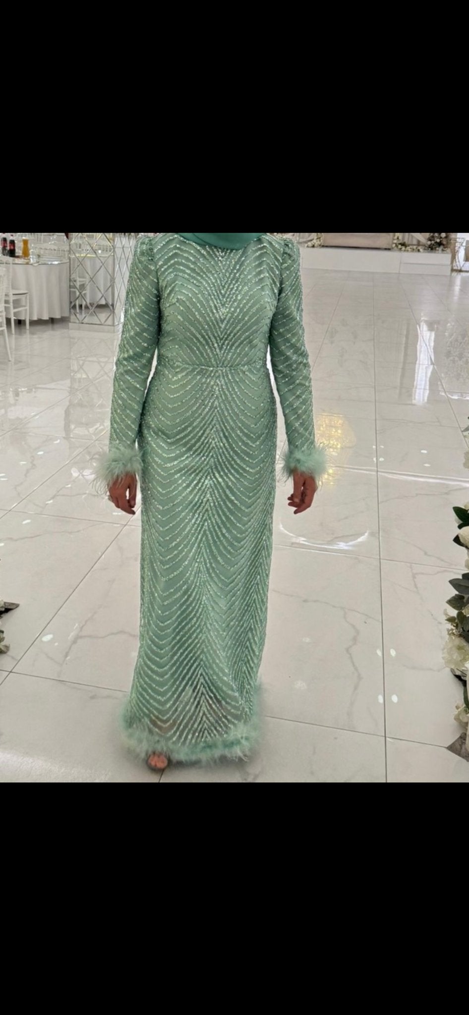 Elegante avondjurk met pailletten en veren, Kleding | Dames, Jurken, Maat 42/44 (L), Ophalen of Verzenden, Zo goed als nieuw, Onder de knie