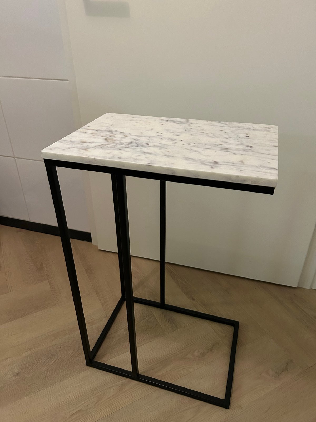 Bijzettafel marmerblad met zwart metalen frame, Ophalen, Minder dan 55 cm, Metaal of Aluminium, Zo goed als nieuw