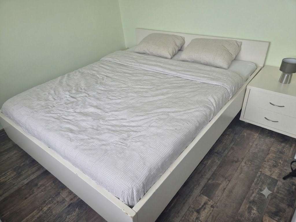 Tweepersoonsbed (180cm) wit met bijpassend nachtkastje!, Ophalen, Gebruikt, Wit, Tweepersoons