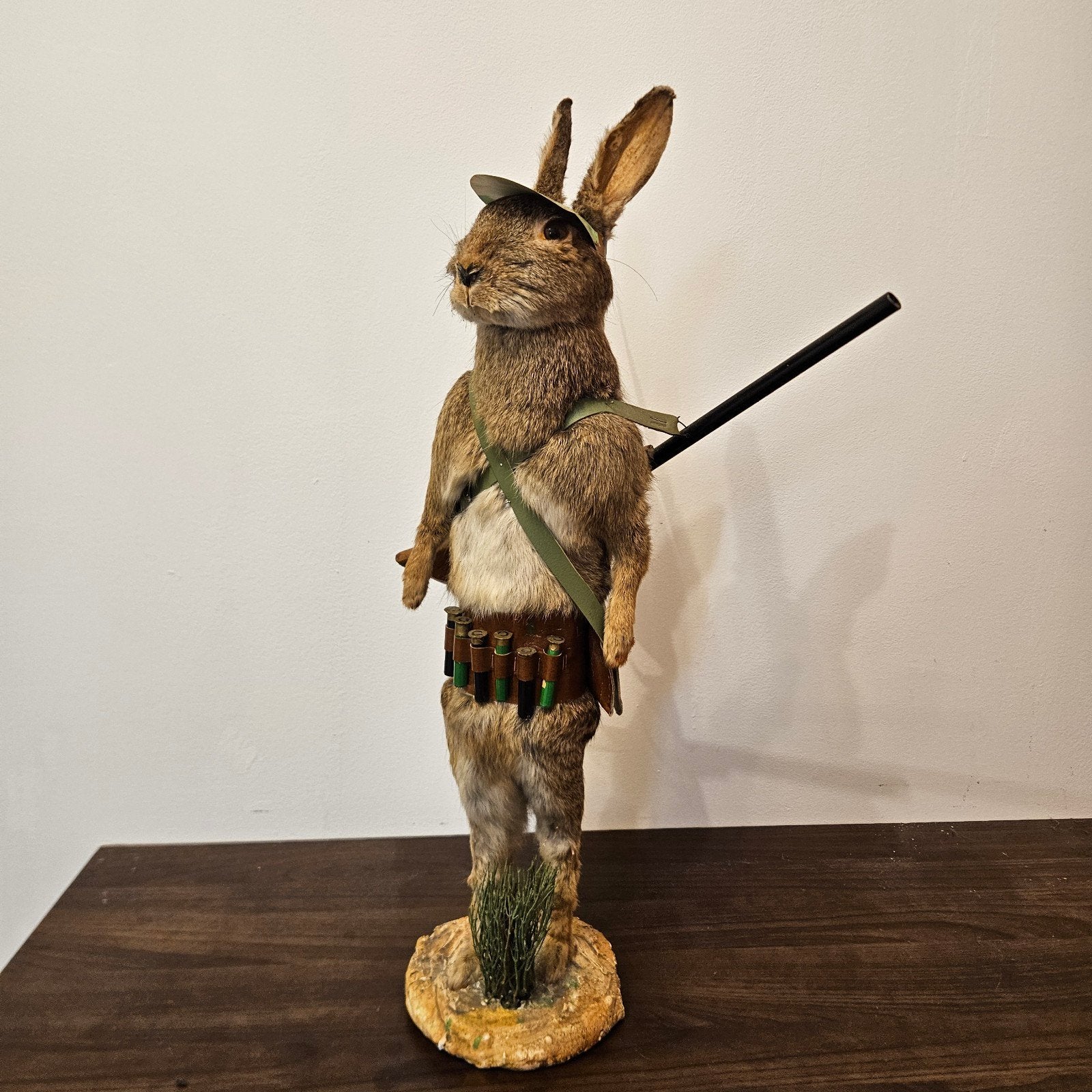 Unieke opgezette haas met jachtuitrusting opgezet taxidermie, Verzamelen, Ophalen of Verzenden, Zo goed als nieuw, Wild dier, Opgezet dier