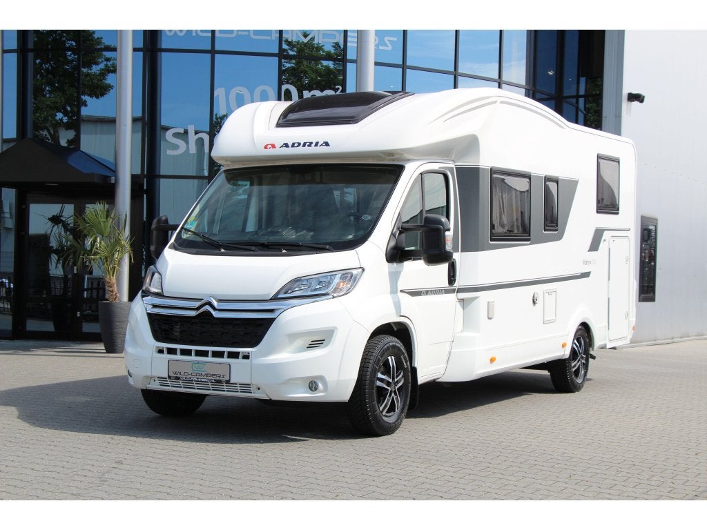 Adria Matrix 600 SL - 165PK - ENKELE BEDDEN HEFBED - LITHIUM, Caravans en Kamperen, Campers, Chemisch toilet, Ringverwarming, 6 tot 7 meter