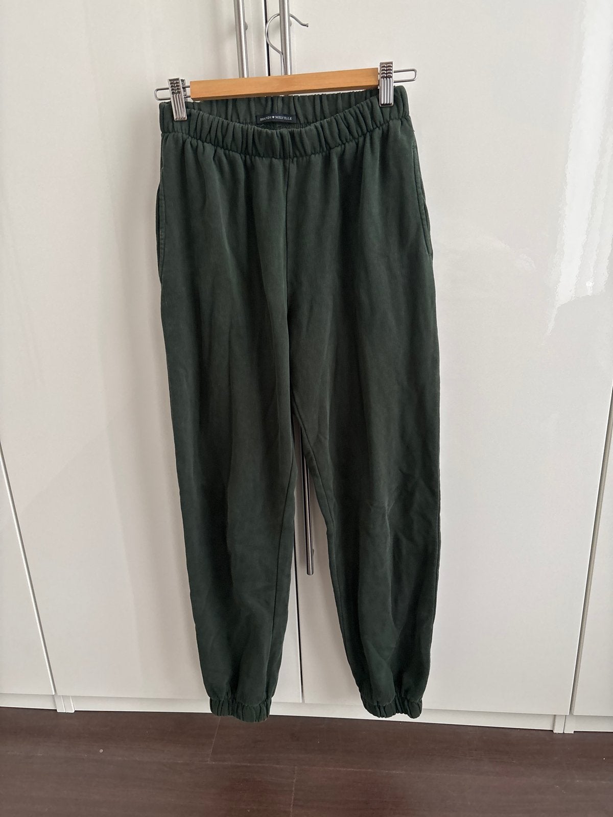 Brandy Melville Donkergroene Joggingbroek One Size, Ophalen of Verzenden, Zo goed als nieuw, Maat 36 (S), Groen