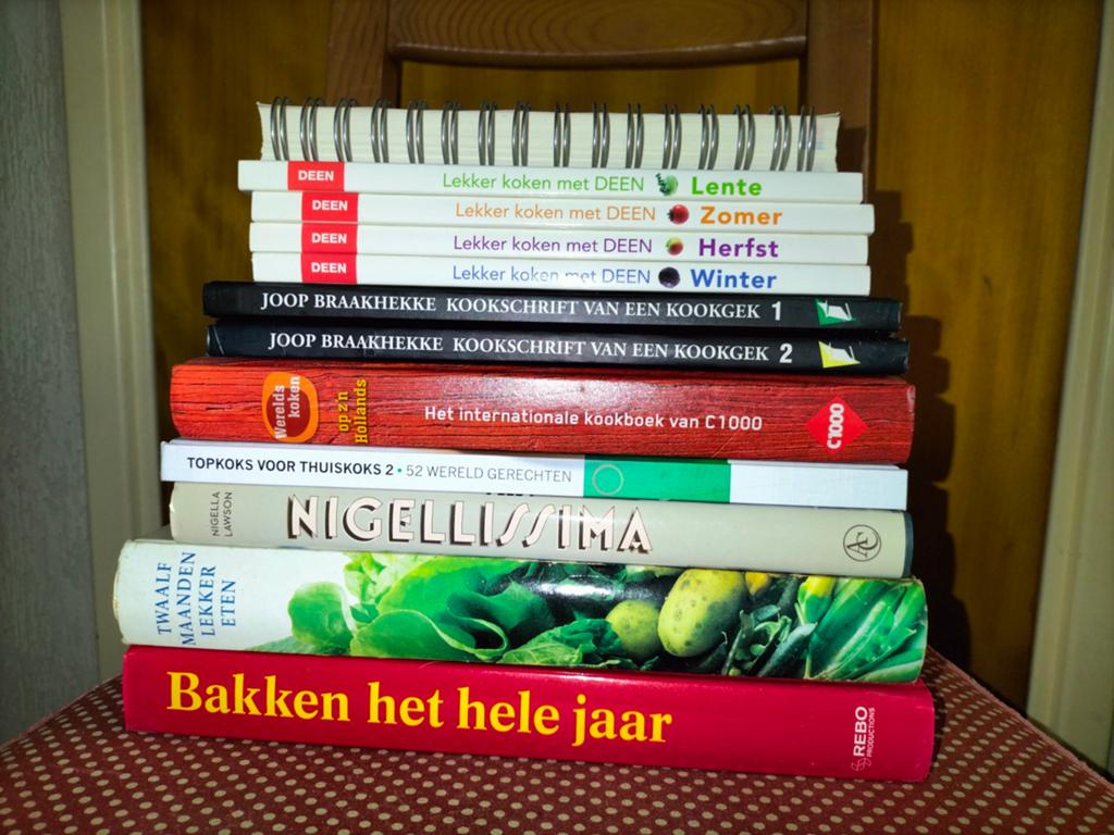 Stapel kookboeken, per stuk €1,-, Ophalen of Verzenden, Joop Braakhekke