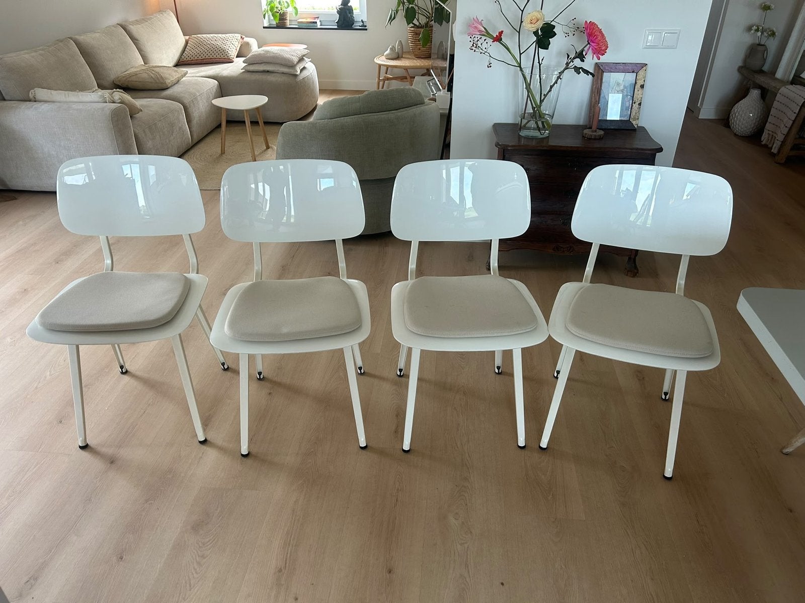 Ahrend Revolt stoelen van Friso Kramer met zitkussens, Huis en Inrichting, Ophalen, Gebruikt, Wit, Vier
