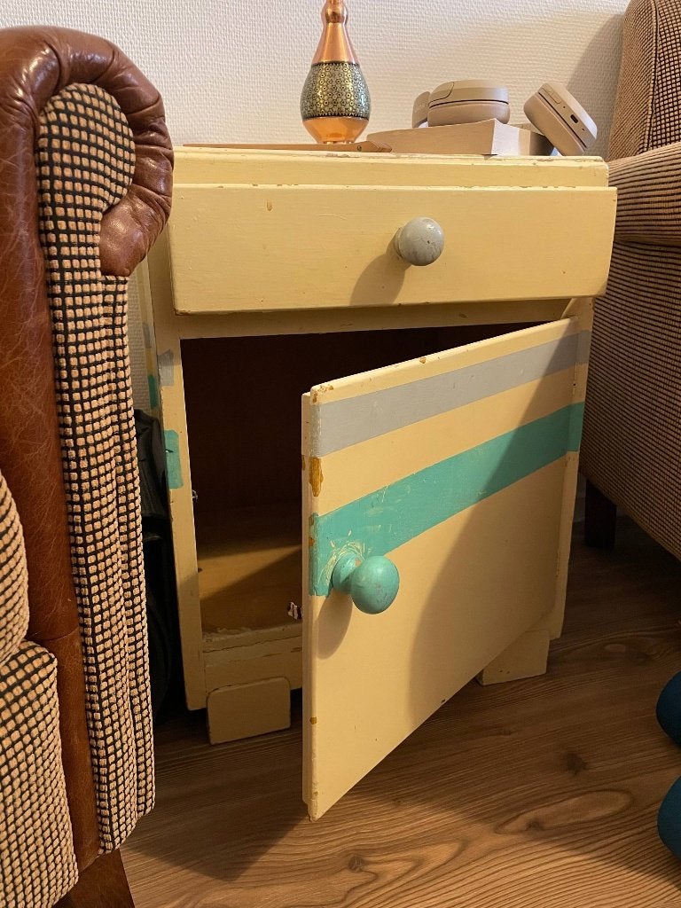 Light Yellow Cabinet – Side Table / Bedside Table, Ophalen, Hout, Minder dan 45 cm, 55 tot 70 cm