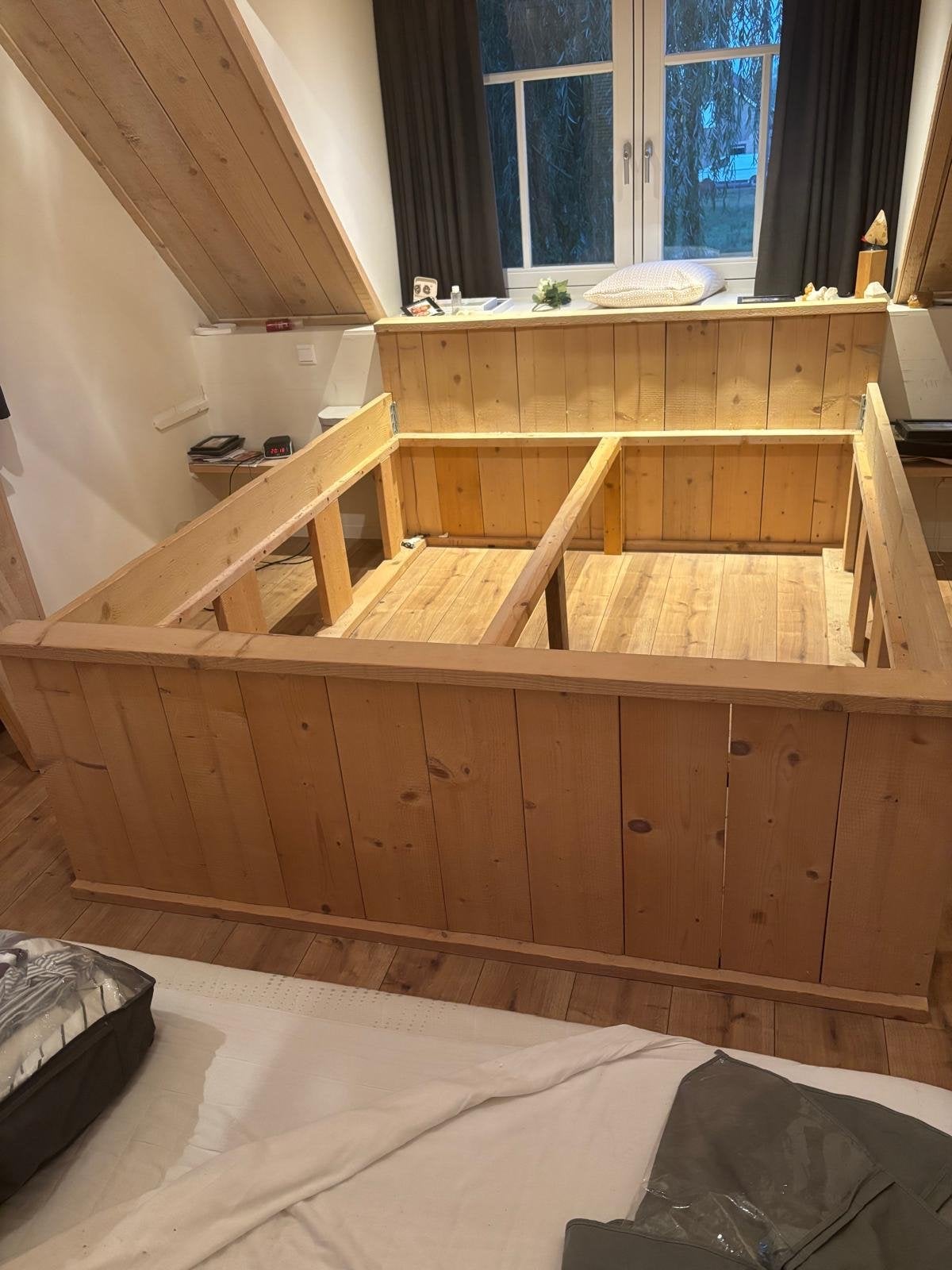 Houten tweepersoonsbed met elektrische lattenbodems, Huis en Inrichting, Ophalen, Overige kleuren, Tweepersoons, 180 cm