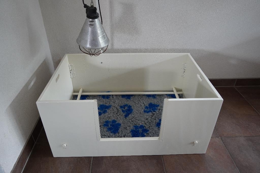 Mooie witte werpkist te huur voor kleine hond, Ophalen, Zo goed als nieuw, 75 tot 110 cm, Minder dan 65 cm