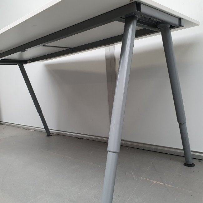In hoogte verstelbaar onderstel voor ikea bureau., Ophalen, In hoogte verstelbaar, Zo goed als nieuw