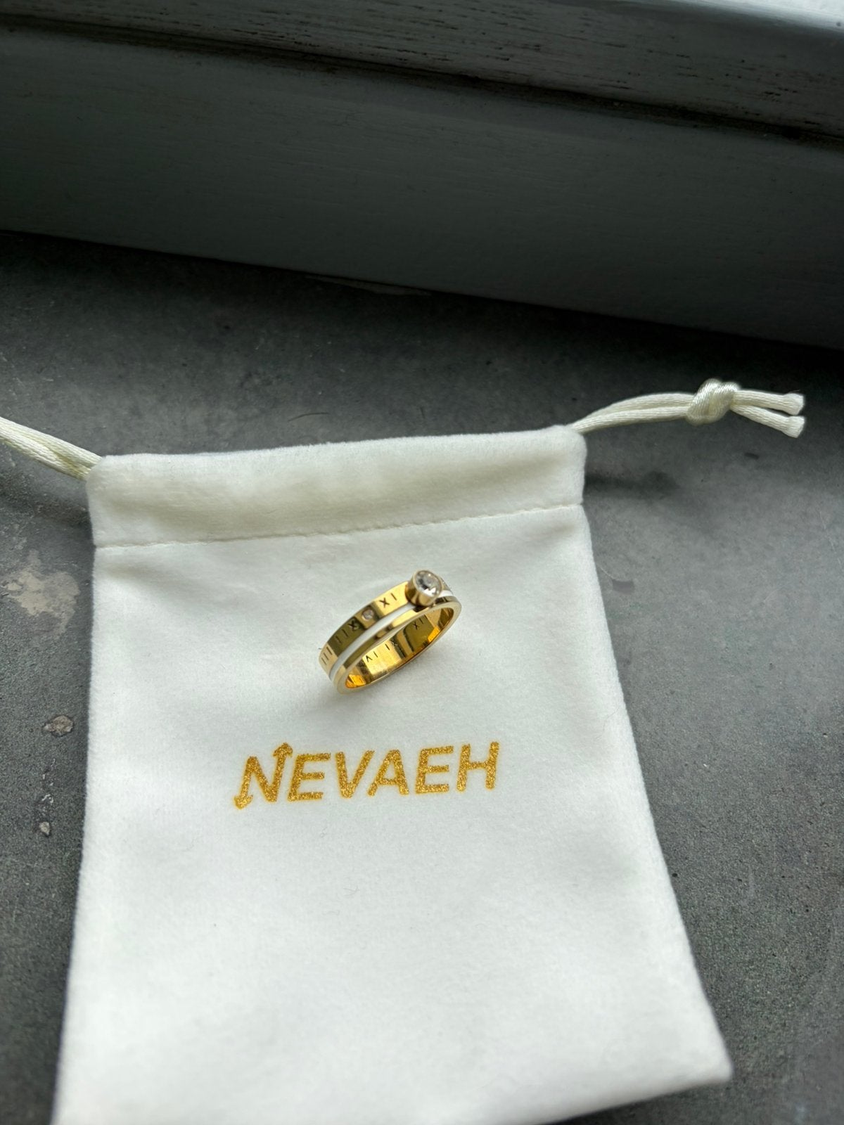 Ring met Romeinse cijfers en een steen maat 19 Nevaeh, Ophalen of Verzenden, Zo goed als nieuw, Dame, Goud