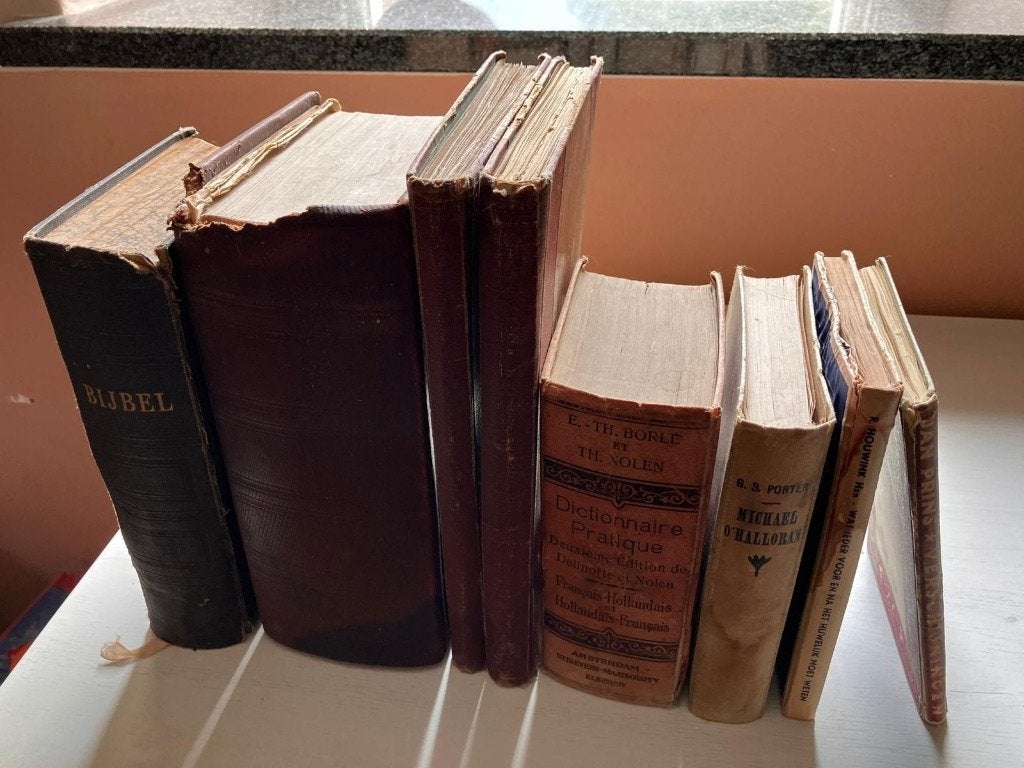 Vintage 8 boeken waaronder een bijbel, Ophalen of Verzenden